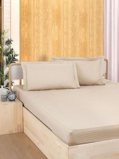 Простыня на резинке из страйп-сатина KARVEN P936 песочная 160х200х33 с наволочками