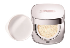 Тональный лифтинг-кушон с эффсияния La Mer Skin Color de La Mer SPF 20 03 Warm Porcelain