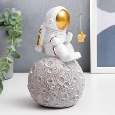 Сувенир полистоун Астронавт-рыбак 17,3х11,5 см No Brand