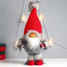 Кукла интерьерная Дед Мороз в красном колпаке с меховой бомбошкой 45х18х11 см No Brand
