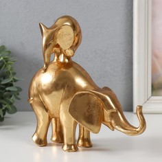 Сувенир полистоун Слон со слонёнком на спине - пирамидка золото 19х8,8х18,8 см No Brand