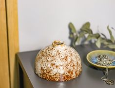 Фарфоровая ваза АММОНИТ малая, бежевая, 11 см, Boltze