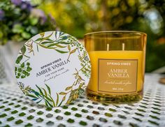 Ароматическая свеча ВАЙБ: ЯНТАРНАЯ ВАНИЛЬ, в стеклянном стакане, 10 см Koopman International