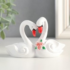 Сувенир полистоун Два белых лебедя с розами 7825895 No Brand