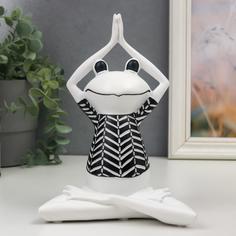 Сувенир полистоун "Лягушонок - йога" белый с чёрным узором 21х16 см No Brand