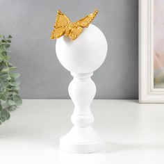 Сувенир полистоун "Золотая бабочка на колонне с шаром" белый 24,5х9х10 см No Brand