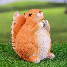 Садовая фигура "Толстая белка с орехом" 19х16см Хорошие сувениры