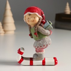 Новогодний сувенир Девочка в колпаке, с подарком на лыжах 9488442 12х5х9 см No Brand
