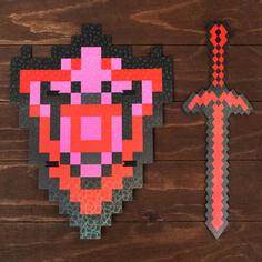 Игрушечный набор деревянных сувениров "Рубиновое оружие" щит, меч No Brand