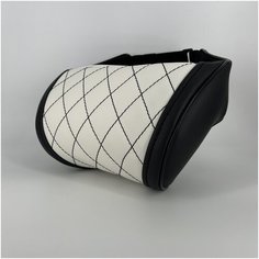 Белая автомобильная подушка для шеи на сиденье с черными боками и черными ромбами. Стильный и удобный автоаксессуар в салон автомобиля. Brave Elephant