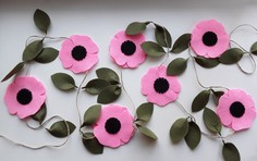 Гирлянда ArtTextile цветы из фетра Розовые черная серединка 180 см