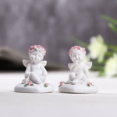 Сувенир полистоун "Ангелок сидит на сердце" в венке из роз, МИКС, 3,5х3х4 см No Brand