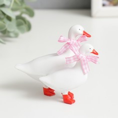 Сувенир полистоун "Белые уточки с бантиками" 8х8х5 см No Brand