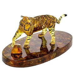 Скульптура из янтаря "Тигр с камнем" No Brand