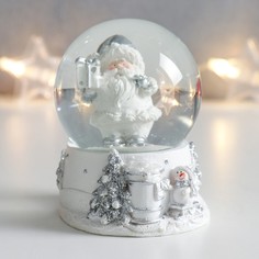 Сувенир полистоун водяной шар "Дед Мороз с подарком" белый с серебром 7х6,7х8,8 см (6 шт) No Brand