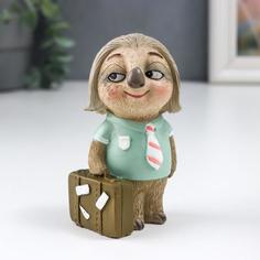 Сувенир полистоун "Ленивец с чемоданчиком" 9,5x4,5x6 см No Brand