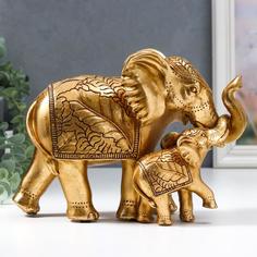 Сувенир полистоун "Слон со слонёнком с пальмовыми листьями на попоне" золотой 18,8х10,7х23 No Brand