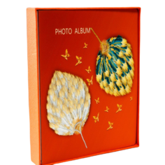 Фотоальбом на 100 фото 13x18 см "Опаxало из перьев и бабочки" в коробке, дерево 29,5x4x23 No Brand