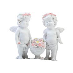 Сувенир полистоун "Белоснежные ангелы в розовых веночках с корзиной роз" 9х9х3,5 см Хорошие сувениры