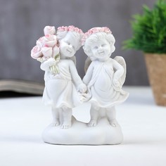 Сувенир полистоун Белоснежные ангелы в розовых веночках с букетом роз 12,5х10,5х4,3 см No Brand