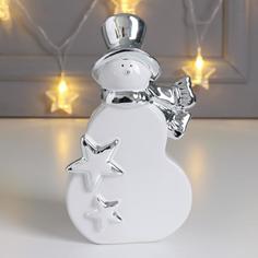 Сувенир керамика Снеговик в цилиндре и шарфе, со звездочками серебро 19,6х6,3х9,5 см No Brand