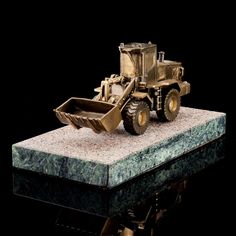 Бронзовая скульптура "Колесный погрузчик В-140" No Brand
