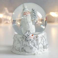 Сувенир полистоун водяной шар "Дед Мороз с елкой и снеговиком" белый с серебром 7х6,7х8,8 No Brand