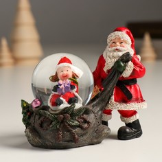 Сувенир полистоун водяной шар "Дед Мороз с мешком подарков и помощницей" 10,5х6х8,5 см (8 No Brand
