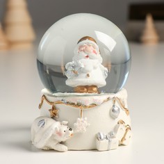 Сувенир полистоун водяной шар "Дед Мороз с подарком" белый с золотом 7х8х9 см (6 шт.) No Brand