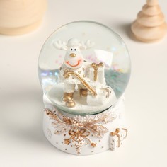 Сувенир полистоун водяной шар "Лосик с подарком" белый с золотом 7х8х9 см (6 шт.) No Brand