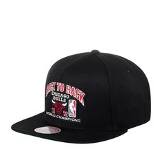 Бейсболка унисекс MITCHELL NESS HHSS3131-CBUYYPPPBLCK Chicago Bulls NBA черная, one size Mitchell&Ness