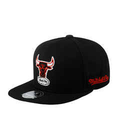 Бейсболка унисекс Mitchell&Ness HHSF4790-CBUYYPPPBLCK Chicago Bulls NBA черная, р.60