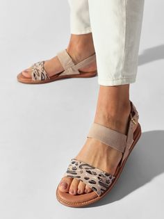 Сандалии женские Clarks 26171876 бежевые 40 EU