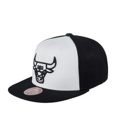Бейсболка унисекс MITCHELL NESS HHSS1051-CBUYYPPPWHBK Chicago Bulls NBA белая / черная Mitchell&Ness