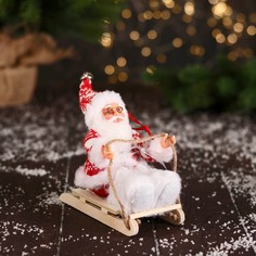 Новогодняя фигурка Дед Мороз в костюмчике с узорами на санях 7856758 18x12x13 см No Brand