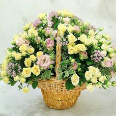 Букет цветов, Талисман Флора, Корзина из сиреневых и лимонных роз, B0977, 45см