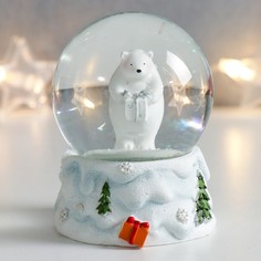 Сувенир полистоун водяной шар Белый мишка с подарком белый с серебром 7х6,7х8,8 см (6 шт) No Brand