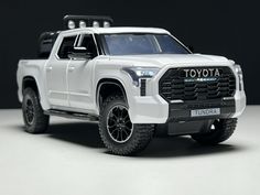 Машинка металлическая Элемент Toyota tundra 1:24