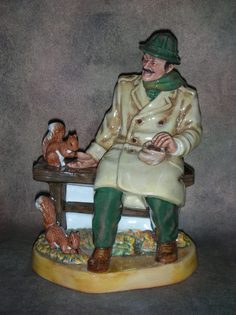 Статуэтка Royal Doulton Мужчина кормит белок