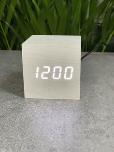 Настольные электронные деревянные часы OEM, мини кубик