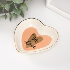 Сувенир-подставка под кольца Сердце В любви, 10,5х10х2 см No Brand
