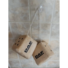 Игрушка плюшевая на присоске Кубики-кости в салон автомобиля на стекло DAF, ДАФ, подарок бежевые 8 см на 8 см ЛогоАвто