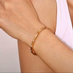 Жесткий браслет SORONA, фианит, циркон, циркон синтетический, кристалл, Swarovski Zirconia, кристаллы Swarovski, 1 шт., размер 6 см, размер one size, диаметр 5.7 см, золотой