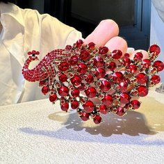 Брошь, горный хрусталь, красный в золоте Yulianna