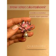 Брошь, кристалл, стразы, коралловый Queen PIN