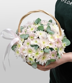 Композиция из Хризантемы Studio Floristic Море любви с эвкалиптом в корзине