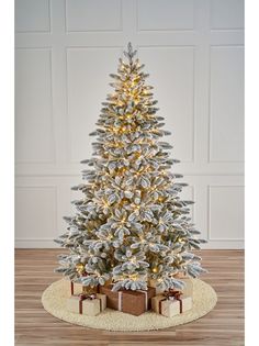 Ель искусственная Max Christmas Калининградская с лампочками 240 см зеленая заснеженная