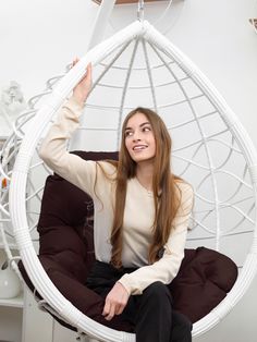 Подвесное кресло белое M-Group Капля Лори ротанг 11530105, коричневая подушка