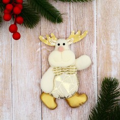 Елочная игрушка Зимнее волшебство Олень в костюмчике 6х11 см мягкая подвеска золото