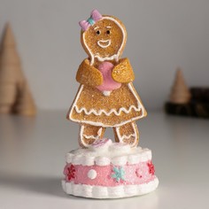 Новогодний сувенир Пряничка на кексе, с зефиркой 6,5х6,5х11,5см 10326153 No Brand